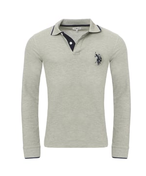 Langarm-Poloshirt
Erleben Sie zeitlosen Stil und außergewöhnlichen Komfort mit diesem hochwertigen und langlebigen Herren-Langarm-Poloshirt von U.S. Polo Assn. Das fachmännisch gefertigte Modell lässt sich mühelos mit Jeans, Anzügen oder Stoffhosen kombinieren und ist somit eine vielseitige Wahl für jeden Anlass.
Das hochwertig verarbeitete Hemd bietet erstklassige Qualität und hervorragenden Tragekomfort. Der weiche Strickstoff sorgt für Wärme und eine gemütliche Passform, während das ikonische U.S. Polo Assn. Logo auf der Brust verleiht einen Hauch von Eleganz und sportlicher Raffinesse.