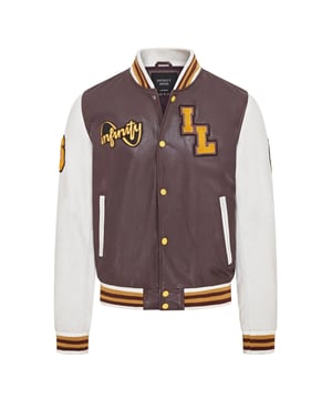 Maak kennis met het leren honkbaljack voor heren, een perfecte mix van klassieke varsitystijl en modern vakmanschap. Dit Letterman-bomberjack heeft contrasterende mouwen en een gestreepte gebreide geribde kraag, tailleband en manchetten voor een tijdloze atletische look. De drukknoopsluiting aan de voorkant en geborduurde merklogopatches op de borst en mouwen voegen een vleugje authenticiteit en flair toe. Ontworpen met het oog op functionaliteit, heeft het twee steekzakken in de taille en twee paspelzakken aan de binnenkant voor je essenti�le spullen. De inzetstukken aan de achterkant van de jas zorgen voor een getailleerde pasvorm en superieur comfort. Contrasterende mouwen voor een stijlvolle look Gestreepte gebreide geribbelde kraag, tailleband en manchetten voor een klassieke afwerking Drukknopen aan de voorkant voor gemakkelijk dragen Geborduurde merklogopatches op de borst en mouwen voor extra detail Twee steekzakken in de taille en twee paspelzakken aan de binnenkant gemak