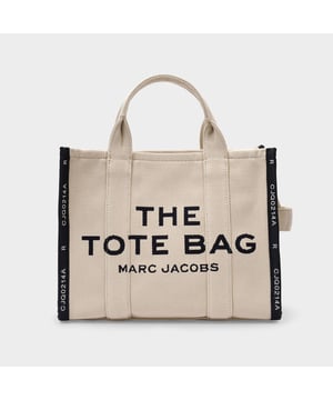 Version M de l'incontournable Tote Bag Marc Jacobs, ce modèle en toile revendique une allure chic et décontractée, que l'on s'approprie facilement tout au long de l'été. Confectionné en toile beige, il s'associe aussi bien à une petite robe en soie, qu'à un ensemble cycliste-chemise et sandales dans un registre plus bohême. Deux anses et une bandoulière réglable amovible. Double porté - deux anses et une bandoulière réglable amovible. Matière: coton. Doublure: coton. Coloris: BEIGE - WARM SAND. Coton. Fermeture: fermeture à glissière. Aménagement intérieur : deux poches plaquées et une zippée. Width: 15. Height: 27. Length: 33.5.