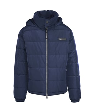 !Experimenta versatilidad y estilo con la chaqueta acolchada azul marino Plein Sport! Esta chaqueta presenta un dise�o solido. Mantente comodo y elegante con el logotipo llamativo y los detalles acolchados. Perfecto para cualquier persona a la moda. Bolsillos con cierre de cremallera, relleno y material: 100% poliester Chaqueta azul marino Chaqueta acolchada, cierre de cremallera Estilo: UPPS101P 85
