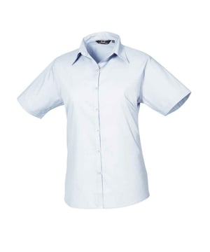 65% Polyester, 35% Baumwoll-Popelin. Gewebe: Popelin. Design: Unifarben. Knopfverschluss. Abnäher an Rücken, Brustabnäher, Doppelte Falznähte, Pflegeleicht, Perlglanz-Knöpfe. Passform: Anliegend. Nachhaltigkeit: Amfori-Freigabe, BSCI, REACH, Sedex, WRAP Zertifikat. Mit Kragen. Saum: Geschwungener Saum. Kurzärmlig.