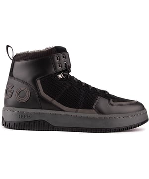 Presentamos las zapatillas altas de HUGO, Kilian Hito, con su carácter de baloncesto retro. La zapatilla de diseño combina comodidad, diseño y sencillez. Una versión moderna de una zapatilla Hi-top tradicional con una parte superior de materiales mixtos de primera calidad completamente en negro, un acogedor cuello de piel sintética en el tobillo y una gran marca tonal distintiva.