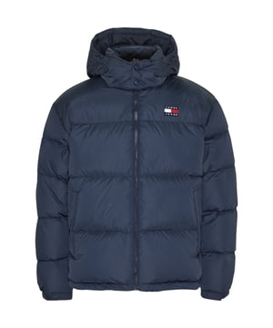 Heren jas van het merk Tommy Jeans in de kleur blauw. De jas is gemaakt van gerecycled polyester en heeft een normale pasvorm. Op de borst zit het iconische Tommy logo.  Merk: Tommy JeansModelnaam: Alaska Puffer JacketCategorie: heren jasMaterialen: gerecycled polyesterKleur: blauw