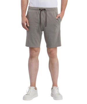 Die veganen Shorts 'PIQY' von ragwear sind die ideale Wahl für einen entspannten Sommerlook. Sie bieten praktische seitliche Eingrifftaschen und elegante Leistentaschen hinten, während das weiche Piquee-Material für höchsten Tragekomfort an warmen Tagen sorgt. Kombiniert mit einem Printshirt und Sneakern, garantieren diese Shorts einen stilvollen und sommerlichen Auftritt. Ideal für alle, die Wert auf Mode und Nachhaltigkeit legen.