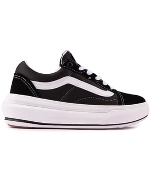 Actualizado y revisado. La zapatilla Vans Old Skool para mujer con parte superior de ante y nailon. en blanco y negro. muestra los nuevos paneles laterales acolchados y la suela de plataforma gruesa. La zapatilla inspirada en el skate está rematada con la legendaria franja lateral y el logotipo de Van.