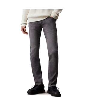 Calvin Klein Slim-Fit Jeans voor heren in grijs.- 5-pocketconstructie.- Gulp met rits en knoopsluiting.- Halfzware stretchstof.- Calvin Klein-merkhardware en leren badge.- Slim fit.- Ref: J30J3257301BZ
