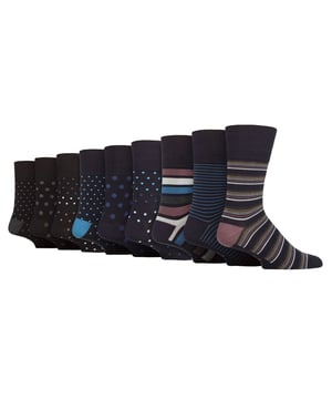 Ontdek het ultieme comfort met onze Gentle Grip losse, sokken zonder elastiek bamboesokken voor heren, ontworpen met uw welzijn in gedachten . Deze sokken zijn gemaakt van modern bamboe en bieden zachtheid en ademend vermogen. Als gewaardeerd sokkenmerk dat zich toelegt op comfort, bevat Gentle Grip een sokken zonder elastiek techniek die de druk op de voet vermindert, waardoor een comfortabele pasvorm wordt gegarandeerd. Bamboe staat algemeen bekend als een geweldig materiaal. De vochtafvoerende Bamboevezels reguleren op natuurlijke wijze de temperatuur, waardoor uw voeten de hele dag comfortabel koel en droog blijven. Geen zweterige en ongemakkelijke voeten meer. Antibacterieel Bamboe trekt het vocht weg, waardoor er geen bewegingsruimte meer is en daardoor potentiële voetinfecties worden voorkomen. En dat niet alleen, deze sokken zijn bovendien ongelooflijk zacht dankzij het luxueuze karakter van bamboevezels. Met een speciaal vervaardigde honingraatbovenkant. Deze sokken zijn niet alleen ongelooflijk comfortabel voor alle dragers, maar zijn vooral nuttig voor mensen met problemen met de bloedsomloop. Ze zijn ontworpen om je benen te verzorgen door zich naar hun natuurlijke contouren te vormen zonder concessies te doen aan de stijl. Deze sokken worden ook geleverd in een multiverpakking van 9 paar, waardoor ze veel waar voor je geld bieden. Ervaar de perfecte combinatie van comfort en stijl met onze Gentle Grip-sokken, waardoor je voeten en benen de hele dag goed aanvoelen. Er zijn 6 variaties om uit te kiezen met 3 ontwerpen per 9-pack. Ze zijn verkrijgbaar in één maat heren 39-45 EU, zijn gemaakt van 77% viscose (van bamboe), 17% polyester, 5% polyamide, 1% elastaan ​​en zijn wasbaar in de machine.