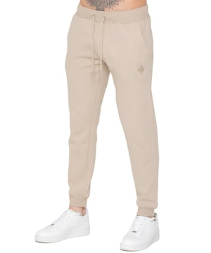 Frischen Sie Ihre legere Garderobe mit diesen Herren Slim Fit Joggers von Only auf. Entworfen für Komfort und Stil, verfügen sie über einen elastischen Bund mit Kordelzug für eine individuelle Passform. Das Enzo Logo ist elegant auf dem Bein gestickt und verleiht eine Note von Raffinesse. Mit einem praktischen 2-Taschen-Design und Fleecefutter kombinieren diese Joggers Funktionalität mit Wärme und sind somit perfekt für den täglichen Gebrauch geeignet.