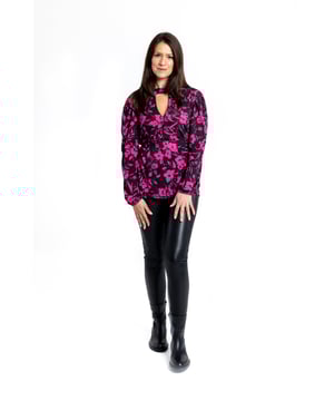 Este elegante y a la moda top rosa hará una declaración. El escote con abertura y las mangas globo elásticas se combinan para crear una silueta ultrafemenina. Este top favorecedor te llevará del día a la noche y se convertirá en tu nuevo favorito.

95% Poliéster, 5% Elastano

Lavado a máquina a 40°