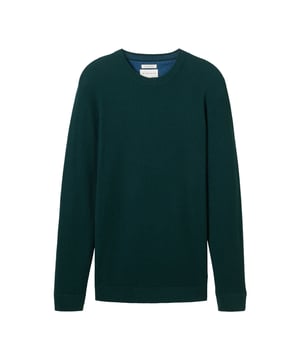 Deze gebreide trui voor heren van Tom Tailor maakt indruk met zijn klassieke stijl en hoge draagcomfort. Het model is regular fit, wat een comfortabele en casual pasvorm garandeert. De ronde halslijn geeft de trui een eenvoudige elegantie die op verschillende manieren gecombineerd kan worden. Met een shirt of T-shirt eronder past deze trui bij veel verschillende outfits en gelegenheden. De fijn geribde boorden aan de mouwen en zoom zijn bijzonder opvallend, omdat ze niet alleen visueel aantrekkelijk zijn, maar ook zorgen voor een perfecte pasvorm. De lange mouwen en het hoogwaardige materiaal maken hem ideaal voor koelere dagen, want hij houdt je niet alleen warm, maar voelt ook comfortabel aan tegen de huid. De trui is gemaakt van hoogwaardige materialen die staan voor duurzaamheid en vormvastheid. Zelfs na meerdere wasbeurten blijft het materiaal zacht en biedt het het gebruikelijke comfort. Deze gebreide trui is een veelzijdige basic die je zowel in je vrije tijd als voor elegantere gelegenheden kunt dragen. De combinatie van tijdloos design en eersteklas afwerking maakt het een essentieel kledingstuk in elke herengarderobe.