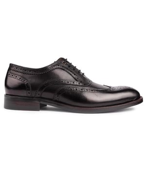 Los zapatos negros con cordones Simon Carter Barn Owl Brogue para hombre están hechos para impresionar. Tienen una parte superior de cuero de primera calidad con ojal de metal superior y marca distintiva. Estos zapatos brogue de diseñador formal tienen un forro de cuero, un estampado de calcetín diseñado por Simon Carter y finos detalles de zapatero.