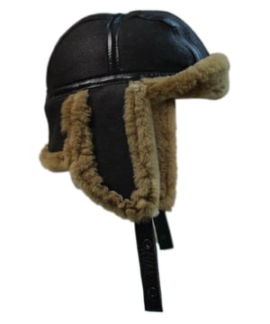 El gorro de aviador B-55, fabricado a mano y fabricado con pieles sostenibles, es perfecto para mantener la cabeza abrigada y abrigada cuando las estaciones frías y las temperaturas caen en picado. Te garantizamos que te mantendrá abrigado. 100 % piel de oveja: el interior y el exterior son de una sola pieza; no están laminados. El exterior tiene un acabado de cuero aplicado. Como se trata de piel de oveja auténtica, varían en estructura y tono; esto se considera una característica y no un defecto. El gorro de aviador de color jengibre se puede mezclar y combinar con otros accesorios de piel de oveja de nuestra gama. Nos enorgullecemos de nuestra gama de productos de piel de oveja de alta calidad, seleccionando solo pieles de la más alta calidad. Todos nuestros gorros de piel de oveja están hechos a mano y cosidos con cuidado para garantizar que te mantengan abrigado durante muchos años.