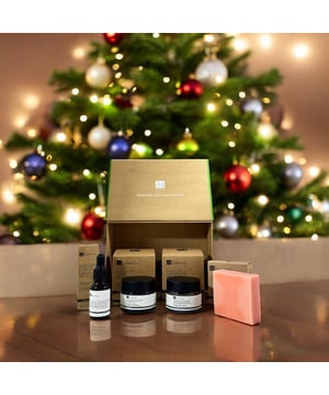 El kit contiene: Dr Botanicals Exfoliante Facial de Eucalipto y Árbol del Té 50ml, Dr Botanicals Hidratante de Día y Noche de Eucalipto y Árbol del Té 50ml, Dr Botanicals Aceite Facial de Eucalipto, Árbol del Té y Ácido Salicílico para Manchas 15ml, Dr Botanicals Barra Limpiadora Facial Hidratante de Rosas 100g. Descubra el Set de Regalo de Navidad Dr Botanicals AntiEdad Eucalipto y Árbol del Té, un regalo perfecto para estas fiestas. Este lujoso kit contiene una mezcla de ingredientes nutritivos como el Aceite de Coco, el Aceite de Hoja de Eucalipto y el Aceite de Hoja de Árbol de Té, diseñados para hidratar y rejuvenecer tu piel mientras combates los signos del envejecimiento. Ideal para cualquier persona que desee mimarse o mimar a un ser querido, este set de regalo ofrece una experiencia refrescante para el cuidado de la piel que encarna el espíritu de dar.

Los ingredientes cuidadosamente seleccionados no sólo favorecen la salud de la piel, sino que también proporcionan un aroma relajante que favorece la relajación durante las fiestas. Con los beneficios de extractos naturales como la Flor de Tiaré y el Aceite de Almendras Dulces, este set de regalo es perfecto para quienes aprecian el cuidado de la piel de calidad. Estas Navidades, obsequie a alguien especial con una piel radiante y déjele disfrutar de la lujosa experiencia de Dr Botanicals.