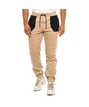 Pantalón deportivo 705063 hombre Karl Lagerfeld.

Presenta una cinturilla elástica que proporciona comodidad y ajuste óptimo a la cintura.
Cuenta con dos bolsillos abiertos en los laterales, que permiten un fácil acceso a los elementos guardados.
Además, tiene dos bolsillos con cremallera, aportando mayor seguridad y funcionalidad.
Incluye un bolsillo con cremallera en la parte trasera, ideal para guardar objetos pequeños.
Lleva un detalle con el logotipo o nombre de la marca Karl Lagerfeld en uno de los laterales de la pierna.
Los bajos tienen un acabado acanalado y cuentan con cremalleras, lo que facilita la puesta y el ajuste.
 Composición: 87% Algodón, 13% Poliéster
 Cuidados:
Lavar a temperatura máxima 30º.
Planchar a baja temperatura.
No usar lejía.
No usar secadora.
No lavar en seco.
