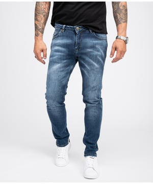 Die Jeans ist ein echter Stilklassiker, die zu nahezu jeder Gelegenheit getragen werden kann. Die Trendmarke "Indumentum" präsentiert Ihnen eine große Auswahl an modernen Herren Jeans, die für Freizeit, Alltag und Büro infrage kommen.  Entdecken Sie verschiedene Designs, unterschiedliche Passformen und stylische Waschungen. Die Herren Jeans von "Indumentum" sind sehr bequem, sehen dabei gut aus und bieten eine hervorragende Qualität, sodass Sie lange Ihre Freude daran haben werden. Indumentum bietet Herren Jeans auch in großen Größen, sodass es für jeden Typ Mann das passende Modell gibt. Darüber hinaus können Sie sich zwischen diversen Passformen entscheiden. Sehr modern wirken beispielsweise die Slim Fit Jeans, die mit einem körperbetonten Schnitt überzeugen. Darüber hinaus gibt es Regular Fit Jeans für Herren. Diese Modelle haben eine etwas weitere Passform, sind aber dennoch relativ schmal geschnitten.