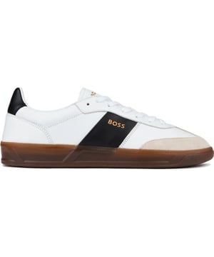 Die Sleek Boss Brandon Tenn Court Trainer sind ein Must-Have für die sportlich-stilvolle Garderobe. Diese Trainer in Premium-Leder, mit subtilen Branding und raffinierte Designer-Details, sind sicher, ein Statement zu machen, während die langlebige Gummisohle den ganzen Tag Komfort gewährleistet, bieten diese Tritte einen sauberen, klassischen Look, der mühelos mit Jeans oder Chinos für einen anspruchsvollen Stil-Upgrade passt.