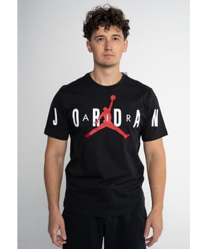 Verfraai je garderobe met dit Jordan Men's Air Stretch T-shirt dat een gedurfd stijlstatement en fashion-forward keuze combineert. - - . Rep met volle teugen je favoriete merk in het Jordan Air Stretch T-shirt. - -. Dit essentiële T-shirt is gemaakt van zacht, ademend katoen en heeft het iconische Air Jordan logo op de voorkant. - -.  Combineer het met je favoriete Jordan Retros voor een gemakkelijke alledaagse look.
