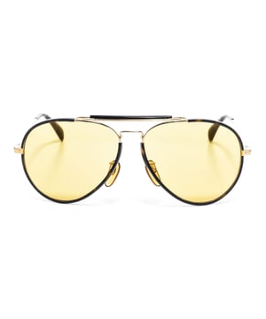 Gafas de sol 7003S con montura de acetato y metal

Forma y diseño:
- Estas gafas David Beckham tienen una silueta de aviador.

Material de la montura:
- La montura de estas gafas está fabricada en acetato, un material plástico.
- El acetato proporciona durabilidad, flexibilidad y un acabado liso a la montura.

Patillas metálicas:
- Las patillas también están hechas de metal.
- El metal en las patillas agrega solidez y estabilidad a la estructura de las gafas.

Lentes:
- Los lentes son de alta calidad.
- Estos lentes proporcionan una excelente protección UV y una visión nítida y clara.
 Medidas: Alto lente: 53 mm. Ancho lente: 51 mm. Puente: 13 mm. Patillas: 140 mm.
 Composición: Acetato
 Cuidados:
Utiliza un paño de microfibra suave y limpio para limpiar tus gafas de sol. Este tipo de paño no rayará los lentes.
Evita usar productos de limpieza abrasivos, detergentes, alcohol o acetona, ya que pueden dañar los lentes y los tratamientos antirrefleja