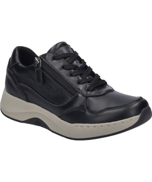 Mit dem Elli 06 präsentiert JOSEF SEIBEL einen Sneaker, der die perfekte Balance zwischen Tradition und modernem Fußgefühl verkörpert. Dieser in schwarz gehaltene Damenschuh ist nicht nur ein visuelles Highlight, sondern auch ein Meisterwerk der Schuhmacherkunst, das Komfort und Qualität in den Vordergrund stellt. Gefertigt aus hochwertigem Ziegen-Glattleder kombiniert mit Textil, bietet dieser Schuh eine harmonische Materialkomposition. Das Besondere an Elli 06 ist die innovative MultiFit-Technologie, die es ermöglicht, zwei Weiten in einem Schuh zu vereinen. Hinzu kommt das weiche und unterstützende Wechselfußbett, das jeden Schritt zum Vergnügen macht. Die Sohle aus EVA und Gummi ist nicht nur widerstandsfähig, langlebig und flexibel, sondern auch mit einem leicht strukturierten Profil ausgestattet, das für optimale Bodenhaftung sorgt. Dank der Strobel-Machart, einer hochwertigen Verbindungsart von Schaft und Außen-Zwischensohlenkombination, genießt man mit dem Elli 06 eine exzellente Stabilität. Ob bei einem Spaziergang im Park, einem Stadtbummel oder einfach im Alltag – dieser Sneaker ist der ideale Begleiter für Freizeitaktivitäten, bei denen Wohlbefinden und ein dynamisches Auftreten gefragt sind. Mit der Schnürung lässt sich der Schuh individuell anpassen, was den Tragekomfort zusätzlich erhöht. JOSEF SEIBEL setzt mit dem Elli 06 auf Slow Fashion, ein Zeichen gegen die Wegwerfkultur und für nachhaltigen Genuss. Die Kollektion I Go Dynamic steht für technisch anspruchsvolle Produkte, die neuen Laufkomfort definieren und das maximale Fuß- und Gehwohl in den Mittelpunkt stellen. Elli 06 – ein Schuh, der Tradition und Innovation vereint und dabei nie aus der Mode kommt.