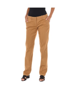 Pantalón largo.
Color Camel
Cintura con trabillas para el cinturón.
Cierre de botón y cremallera en el frontal.  
Dos bolsillos en la parte delantera.
Dos bolsillos en la parte trasera.
Bajos con corte recto.
Diseño estilo Chino.
Costuras vistas a tono.
 
Composición:  96% Algodón, 4% Elastano

- Lavar máximo a 40ºC.
- Planchar a media temperatura. máx. 110ºC.
- Permite usar secadora.
- No usar lejía.
- No admite el  lavado en seco.