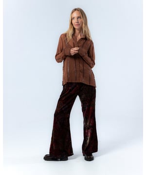 La Blusa Marrón Lara es la elección perfecta para añadir un toque de elegancia a tu vestuario de otoño. Con su diseño de rayas y cuello camisero, esta blusa ofrece un estilo sofisticado y cómodo. Ideal para combinar con pantalones oscuros y accesorios dorados para un look refinado y moderno.
 
 
 
 Camisa con cuello solapa.
 
 Manga larga.
 
 Cierre frontal con botones.
 
 Forro por separado.
 
 Tejido con rayas de lurex.