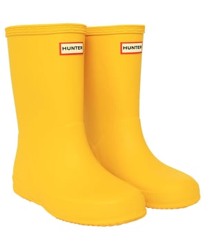 Laat je kind in levendige stijl op stap gaan met de Hunter Original First Kids Wellington Boots. Deze iconische laarzen zijn een miniatuurversie van de klassieke stijl voor volwassenen, zodat je kleintje modieus blijft terwijl hij het buitenleven verkent. De opvallende kleur voegt een speels tintje toe aan regenachtige dagen, waardoor deze laarzen een must-have zijn voor elke jonge avonturier.

Belangrijkste kenmerken:

 Duurzame constructie:  Deze laarzen zijn gemaakt van hoogwaardig rubber om de ontberingen van actief spelen te weerstaan. Het duurzame materiaal zorgt voor een lange levensduur en veerkracht, waardoor ze perfect zijn voor het springen in plassen en buitenavonturen.

 Waterdicht ontwerp:   Houd de voeten van je kind droog onder alle weersomstandigheden met de volledig waterdichte constructie. De laarzen zijn ontworpen om regen, modder en plassen te weerstaan, waardoor ze ideaal zijn om het hele seizoen door te dragen.

 Comfortabele pasvorm:   De laarzen hebben een comfortabele pasvorm om de voeten van je kind tevreden te houden tijdens langdurig spelen. Het orthopedische ontwerp biedt uitstekende ondersteuning en de verstelbare riem zorgt voor een aangepaste pasvorm.

 Gemakkelijk aan en uit: Deze laarzen zijn ontworpen met kleintjes in gedachten en hebben een handige aantrekstijl. De brede opening en treklipjes maken het makkelijk voor kinderen om hun laarzen zelfstandig aan en uit te trekken.

 Grip zolen:   De antislipzool biedt uitstekende tractie en zorgt voor stabiliteit op verschillende ondergronden. Of het nu op natte stoepen of modderige paden is, je kind kan zelfverzekerd op ontdekkingstocht gaan terwijl het goed ter been blijft.

 Reflecterende details:   Voor extra veiligheid zijn de laarzen voorzien van reflecterende details. Deze details verbeteren de zichtbaarheid bij weinig licht, waardoor ze een praktische keuze zijn voor avonturen 's avonds.

 Iconische Branding:   Met het iconische Hunter logo op de voorkant laten deze laarzen de bekende kwaliteit en stijl van het merk Hunter zien.

Investeer in de Hunter Original First Kids Wellington Boots â€" een perfecte combinatie van stijl, duurzaamheid en functionaliteit die je kind enthousiast zal maken om elke regenachtige dag met vertrouwen aan te pakken.
