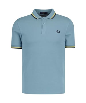 Polo Fred Perry Azul, Estampado En Cuello, Cierre De Botones En El Cuello. Polo 100% Algodón, Manga Corta, Azul Ceniza