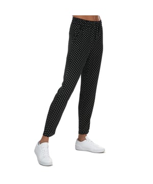Vero Moda Saga-damesbroek met polkadots in zwart-felix.<br /><br />- Elastische taille met trekkoord van dezelfde stof.<br />- Schuine zakken aan de voorkant.<br />- Valse achterzak.<br />- All-over polkadot-ontwerp.<br />- Hoge taille - high rise.<br />- Regular fit.<br />- Binnenbeenlengte is ca. 76 cm.<br />- 55% gerecycled polyester 42% polyester 3% elastaan. Wasmachinebestendig.<br />- Ref: 10201940<br /><br />Afmetingen zijn bedoeld als richtlijn.
