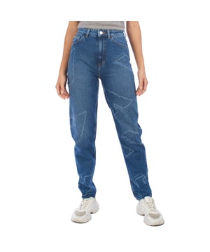 Pantalón vaquero de Emporio Armani con un corte relaxed fit, diseñado para brindar comodidad y estilo en cualquier ocasión. 

Confeccionado en denim de alta calidad, garantiza una excelente resistencia y durabilidad, mientras que su ajuste relajado permite una gran libertad de movimiento.

El diseño se destaca por las costuras decorativas en todo el tejido, que añaden un toque moderno y distintivo, junto con el parche con el logotipo de la marca en la cintura trasera y el icónico águila metálica en el bolsillo trasero, sello inconfundible de Emporio Armani.

Este modelo incluye un cierre frontal con botón y cremallera, trabillas para cinturón y el clásico diseño de cinco bolsillos, combinando funcionalidad y estética.

 Ideal para completar looks casuales con un aire sofisticado, ya sea con zapatillas deportivas o calzado más formal. 

Una prenda versátil y atemporal que no puede faltar en tu armario.
 Composición: 100% Algodón
 Cuidados:
- Lavar a máquina en agua fría  y ciclo delicado.
- Usar detergentes suaves.
- Usar secadora a baja temperatura.
- Planchar a bajas temperaturas.
- No lavar en seco.
