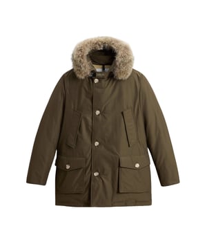 Dieser Herren-Parka vereint stilvolle Funktionalität und maximalen Komfort für kalte Tage. Die normale Passform und der Taillentunnelzug sorgen für eine figurbetonte Silhouette. Eine Kapuze mit abnehmbarem Echtpelzbesatz bietet vielseitige Styling-Möglichkeiten und zusätzlichen Schutz vor Wind und Wetter. Der Reißverschluss mit Windschutzleiste und Knopfverschluss garantiert zuverlässige Wärmeisolierung. Ein Klettverschluss mit Logo am Kragen setzt einen dezenten, modischen Akzent. Praktische Pattentaschen mit Knöpfen, Brusttaschen und Innentaschen bieten reichlich Stauraum für Ihre Essentials. Gerippte Innenbündchen halten die Kälte draußen und sorgen für angenehme Wärme. Der Parka ist warm gefüttert sowie wasser- und windbeständig, sodass Sie auch bei ungemütlichem Wetter bestens gerüstet sind. Hergestellt aus hochwertigen Materialien, bietet er den ganzen Tag über hohen Tragekomfort. Ein unverzichtbares Kleidungsstück für die Wintergarderobe, das Stil und Funktion perfekt miteinander verbindet.