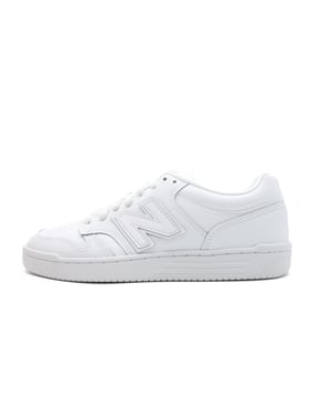 Color: Blanco BLANCO Parte superior: Cuero Interior: Tela Suela: Caucho Cierre: Cordones Detalles Parche con el logo de New Balance aplicado en el lado externo Ajuste: Regular Ocasión: Tiempo libre