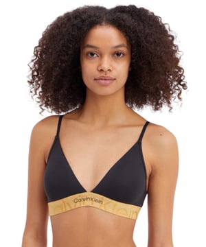 Dieser atemberaubende Calvin Klein Bralette aus der Embossed Icon Holiday Kollektion ist die unverzichtbare Ergänzung Ihrer Bralette-Sammlung. Dieser Bralette verfügt über einen Haken- und Ösenverschluss sowie verstellbare Träger für die perfekte individuelle Passform. Der dreieckige Ausschnitt ermöglicht eine verführerische Brustbetonung, und der klassische Calvin Klein Unterbrustriemen verleiht einen schicken Designer-Look. Das ungepolsterte und drahtlose Design sorgt jederzeit für maximalen Komfort, ideal zum Entspannen und für den täglichen Gebrauch. Klassischer Calvin Klein Unterbrustriemen, Dreieckiger Ausschnitt, Dünne verstellbare Träger, Traditioneller Haken- und Ösenverschluss, Bequeme weiche Materialien, Passende Lingerie verfügbar, Ungepolstert, Drahtloses Design, Herkunftsland: Sri Lanka, Zusammensetzung: 69% Baumwolle | 21% Recycelte Baumwolle | 10% Elastan, Angegeben in UK-Größen. Bralette