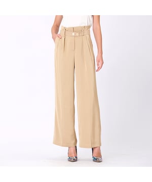 Eher lockerer gerader Schnitt mit zwei Falten vorne und seitlichen Taschen. Hohe Taille mit Lenkrad oberhalb des Gürtels verziert. Ein elegantes und vielseitiges Stück, das einen schicken und lässigen Look zur gleichen Zeit bringt. Es wird mit einem einfachen T-Shirt, Dung oder mit unserem "Safari-Blazer mit geraffter Taille" aus den gleichen Stoffen kombiniert, um den "Total Look" zu spielen.
Produkt-Details
- Form: gerade mit Klammern
- Länge 107 cm
- Fliege Mitte vorne und Haken und Ösen innen