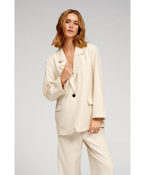 Blazer von TeeShoppen
Dies ist ein Blazer von TeeShoppen. Die perfekte moderne Schicht, um Ihr Outfit zu ergänzen und eine gute Wahl für jede Garderobe.

Dieser Blazer ist weiß. Mit Weiß erhalten Sie eine zeitlose und stilvolle Farbe, die mit jeder anderen Farbe kombiniert werden kann. Sie wird nie aus der Mode kommen. Weiß kann zu jedem Anlass getragen werden, sei es im Alltag oder auf einer Party, und ist daher für viele die erste Wahl.

Welche Größe hat der Blazer?
Der Blazer ist in den Größen XS, S, M, L und XL erhältlich.

Die Größen sind für Frauen zugeschnitten.

Über TeeShoppen
Preis und Qualität müssen nicht immer dasselbe sein, und das wollen wir mit unseren Produkten von TeeShoppen unterstreichen. Das Ziel unseres Sortiments ist es, Ihnen die Möglichkeit zu geben, Ihre Garderobe mit einfacher und moderner Kleidung zu ergänzen. Dabei machen wir keine Kompromisse bei Qualität und Design. Unsere Kleidungsstücke sind so konzipiert, dass sie für eine Vielzahl von Anlässen geeignet sind und gleichzeitig aus hochwertigen Materialien hergestellt werden, die einen hohen Tragekomfort gewährleisten. Sie wünschen sich einen zeitlosen Anbieter von Mode für Damen und Herren? Dann sind Sie bei uns genau richtig. Bei TeeShoppen zahlen Sie nicht für teure Marken und Kosten, sondern nur für Qualität und Service, der uns wichtig ist. Und natürlich erweitern wir unser Sortiment ständig im Einklang mit der Mode, so dass Sie bei uns immer eine moderne Basic-Kleidung finden können.