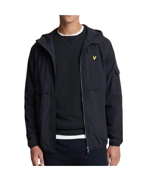 Manténgase cómodo y con estilo con la chaqueta azul marino de la marca Lyle & Scott. Confeccionado con 100% poliéster, este abrigo se ajusta a la talla real y presenta el logotipo de la marca Lyle & Scott en el pecho. ¡Hacer una declaración nunca se vio ni se sintió tan bien!, Chaqueta azul marino Lyle & Scott, Hecho en China, 100% poliéster, Logotipo de la marca en el pecho, Con capucha, Corte estándar, Se ajusta a la talla real, Insignia de la marca en el frente izquierdo del pecho., Abrigo azul marino