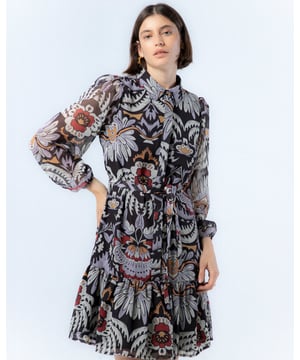 El Vestido Corto Natalia combina elegancia y comodidad. Su estampado floral y cintura ajustada te brindan un look femenino y sofisticado para cualquier ocasión. Ideal para combinar con tacones negros y un bolso de mano. Para completar tu look, añádele unas medias opacas y un abrigo de lana para un conjunto completo y acogedor.
 
 
 
 Vestido corto con cuello solapa y escote pico.
 
 Cierre frontal con botones.
 
 Volante en bajo.
 
 Cinturón lazada.
 
 Manga larga con puño elástico.
 
 Tejido estampado multicolor.
