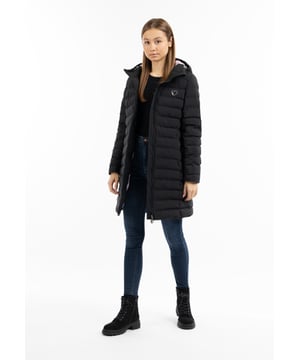Le manteau d'hiver matelassé de myMo est un modèle de qualité et de style, quel que soit le temps. Ce poids plume dispose d'un aspect matelassé sur toute la surface qui, grâce à la toute nouvelle technologie, est entièrement dépourvu de coutures, de sorte que l'humidité ne peut pas s'infiltrer. Le matériau extérieur enduit de haute qualité est le partenaire idéal, car il est également imperméable au vent et à l'eau. On l'associe à des snowboots ou des chunky boots et à des bonnets. Une tendance mode qui a du style et qui n'utilise pas de plumes animales !