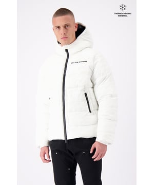 100% polyester Hoge kraag met capuchon Ritssluiting aan de voorkant BLCK BNNS-handtekening op de borst Twee voorzakken met rits Kleur verandert afhankelijk van de temperatuur 