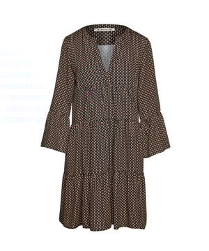 Bedrucktes Kleid mit gerafften Nähten aus gewebtem Stoff, 100% Viskose. ¾ Glockenärmel. Runder Ausschnitt mit 24 cm V-Öffnung vorne. Druckknopf auf der Innenseite am unteren Ende des Vs, damit es sich nicht zu sehr öffnet. Länglicher, doppelter Stoff unter der V-Öffnung im Vorderteil. Das Kleid hat zwei 24 cm breite gerüschte Bahnen. Doppelte Kellerfalte im Rücken. Lockere A-Linien-Silhouette. Trifft oberhalb des Knies.