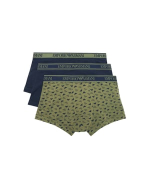 Einfarbige und gemusterte Boxershorts von Emporio Armani im 3er-Pack bieten höchsten Tragekomfort und stilvolles Design. Das Set enthält zwei einfarbige und eine Boxershorts mit Alloverprint. Diese körpernah geschnittenen Boxershorts verfügen über einen elastischen Bund mit dem markanten Label-Schriftzug. Der figurbetonte Schnitt sorgt für eine perfekte Passform und unterstreicht die moderne Ästhetik. Die hochwertige Verarbeitung garantiert Langlebigkeit und Komfort. Wir sind überzeugt, dass dieses Produkt Ihre Erwartungen übertreffen wird.