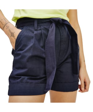 Kurze Tommy Jeans Mom-Bermudas mit Gürtel für Damen in Blau aus Baumwolle. Authentisches Kleidungsstück der Marke Tommy Jeans - Streetwear-/Sportswear-Design von Tommy Jeans - Tommy Jeans für Damen, modisch und perfekt für den Alltag - Die blauen kurzen Tommy Jeans lassen sich wunderbar mit dem Rest Ihrer Garderobe kombinieren - bequemer Baumwollstoff - klassisch - Mom-Bermuda mit Gürtel -