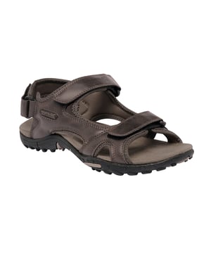 De Haris is onze herenslipper die is ontworpen om uw voeten koel te houden en tegelijkertijd veel ondersteuning te bieden.. De gladde PU-bovenzijde is volledig gevoerd met zachte en rekbare spandex om vervelende wrijving te voorkomen, en de rugband is gedempt voor extra comfort.. Alle drie de banden kunnen worden aangepast voor een perfecte pasvorm en de lichtgewicht zool heeft een supergripvol, slipvrij loopvlakontwerp.. Compleet met schokdempende demping in de tussenzool is de Haris-sandaal perfect voor vakantie of dagelijks gebruik.. Andere vezels/materialen (43%) Polyester (57%).