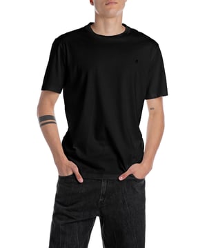 Ontdek tijdloze elegantie en comfort met het Replay T-shirt, de ideale metgezel voor je dagelijkse stijl. Dit effen shirt met korte mouwen valt op door de klassieke ronde hals en biedt een hoog draagcomfort dankzij de hoogwaardige materialen.   Het fijne logoborduursel op de borst geeft het T-shirt een subtiel vleugje exclusiviteit en benadrukt de kwaliteit. Perfect voor een casual alledaagse look of als basisstuk in je garderobe, het kan op verschillende manieren worden gecombineerd.  Het label aan de binnenkant garandeert authenticiteit en het onmiskenbare Replay-karakter. Of je het nu draagt met jeans of onder een blazer - dit T-shirt geeft uitdrukking aan je persoonlijke stijl.  Geniet van het ongeëvenaarde comfort en de duurzaamheid die je van Replay verwacht. Dit T-shirt is klaar om elke dag met stijl en vertrouwen aan te gaan en is de perfecte keuze voor elke gelegenheid.