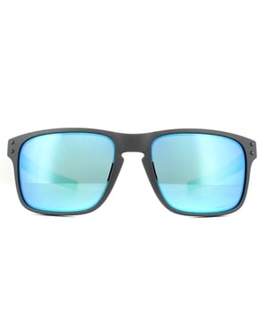 Oakley Zonnebril Holbrook Mix OO9384-10 Steel Prizm Sapphire gepolariseerd is een heromaged versie van het populaire Holbrook-model met dezelfde vorm, maar dat is verbeterd met roestvrijstalen tempels met UNOPTANIUM voor grip en comfort.