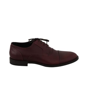 A estrenar con etiquetas.
  Zapatos de hombre 100% autenticos de Dolce & Gabbana.
  Modelo: Vestido formal.
  Color: Rojo burdeos.
  Material: Cuero.
  Suela: Cuero.
  Detalles del logotipo.
  Fabricado en Italia.
  Exclusiva y alta artesania.