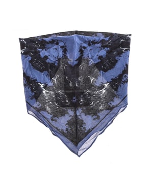 Bandana Buff.
 Ideal complement to protect the neck and face.
 Lightweight and versatile design.
 The lightest version, ideal for mild weather.
 Measures: 40x36cm
 Composition: 100% cotton
 Care:
It cannot be washed.
 Do not use bleach.
 Allows ironing at low temperatures.
 It does not allow the use of a dryer.