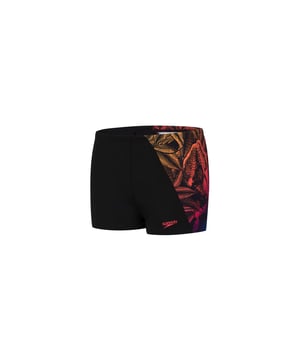 De Speedo Jungle Izzard Digital Placement Aqua short met een opvallende hagedisafbeelding is geïnspireerd op dieren in het wild en is doordrenkt met synthetische energie en felle kleuren. Met een verbeterde, comfortabele pasvorm en een intern trekkoord voor extra veiligheid is deze stijl perfect voor elke zwemsessie, van lessen tot trainingen. Onze 100% chloorbestendige Endurance+ stof met 4-weg stretch en sneldrogende technologie zorgt ervoor dat kinderen comfortabel zijn in en uit het zwembad.   
Eigenschappen:   
- Veilige pasvorm - met het interne trekkoord kun je de pasvorm aanpassen
- Voering aan de voorkant - biedt extra comfort en bescheidenheid
- Digitale print - geeft veel kleur en definitie
- 100% chloorbestendigheid - voor langdurige prestaties
- Quick Dry - droogt sneller na je zwemtraining 100% polyester