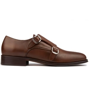 Sal a la calle con estilo y confianza con estos zapatos de cuero estilo monk de Hackett. Están hechos de materiales premium y cuero sublime, y son una excelente opción para combinar con tus looks casuales de fin de semana, así como con tus atuendos de oficina. La suela de cuero y goma ofrece mayor estabilidad, mientras que la atractiva costura añade un toque elegante a su diseño.