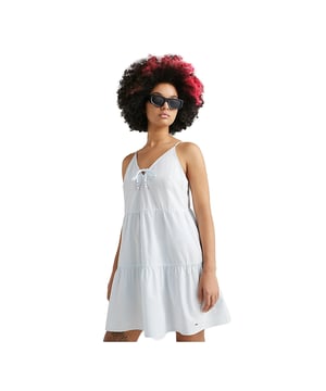 Kleid Tommy Jeans Popeline Volants Damen Weiß Baumwolle. Authentisches Kleidungsstück der Marke Tommy Jeans - Streetwear/Sportswear Design von Tommy Jeans - Tommy Jeans für Frauen, modisch und perfekt für den Alltag - Das weiße Kleid von Tommy Jeans lässt sich hervorragend mit dem Rest Ihres Kleiderschranks kombinieren - angenehmes Baumwollmaterial - klassisch - Popeline Volants -