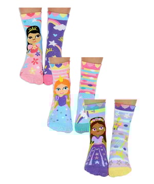Prinzessinnen sind mutig, klug und brillant und du kannst deine eigenen Prinzessinnenkräfte feiern, wenn du unsere Be A Princess Socken trägst. Diese fröhlichen Prinzessinnen-Socken sind die perfekten Begleiter, um mit ihnen auf ein großes Abenteuer zu gehen! Jedes Paar Socken ist aus weichen, baumwollreichen Fasern hergestellt, die den Füßen bei ihren Abenteuern maximalen Komfort bieten. Die Socken werden in einer Geschenkbox geliefert und eignen sich daher ideal als Geschenk für jemanden. Es gibt sechs Paar ungerade Socken pro Box, so dass sie sie mit Freunden teilen können! Mit 3 Paaren schöner Designs pro Schachtel, die alle als ungerade Socken in einer Vielzahl von hellen und bunten Mustern kommen, die jedes Mädchen lieben würde, brauchen diese fabelhaften Socken nur eine Prinzessin, um sie zu tragen. Diese Neuheit Geschenk-Box Socken würde ein großes Geschenk für Geburtstage, Weihnachten, oder sogar ein Strumpf Füller. Alle flippigen Verpackungsdesigns bestehen zu 99% aus recycelten Produkten wie Plastikflaschen, um bei der Herstellung dieser Socken so umweltfreundlich wie möglich zu sein. Diese Socken sind hergestellt aus: 78% Baumwolle 20% Polyamid 2% Elastan und werden in einer Geschenkbox mit 6 Paaren geliefert. Sie sind in 7-10 Jahren erhältlich und können in der Maschine gewaschen werden.